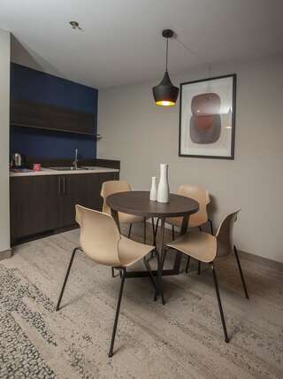 Отель voco - Podgorica Подгорица One-Bedroom King Suite with Living Room - Non-Smoking-4