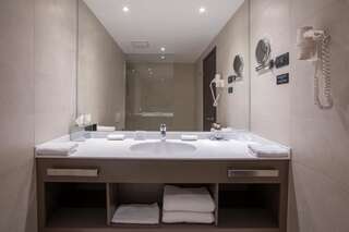 Отель voco - Podgorica Подгорица Premium 1 King Bed-13