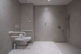 Отель voco - Podgorica Подгорица Suite - Mobility Access Roll in Shower/Non-Smoking-3